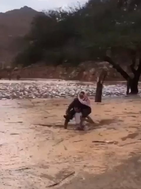 شاهد .. "الحويطي" منقذ "المسن" يروي قصة إنقاذه بعد أن جرف السيل سيارته