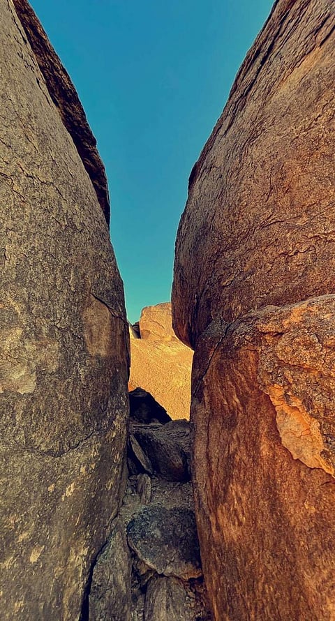 بالصور.. شاهد الصخور العجيبة "بمدينة الملائكة" في غرب السعودية