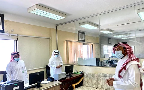 مدير تعليم رجال ألمع يتفقّد أقسام الإدارة لمتابعة تطبيق الاحترازات