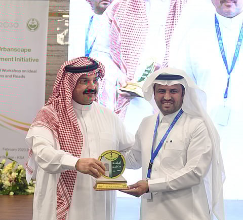 "أمير عسير" يُكَرّم رئيس بلدية محايل لتحقيق المركز الأول في اعتماد المخططات