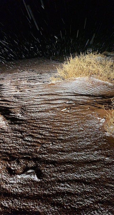 "سبق" توثق بدء تساقط الثلوج على مرتفعات تبوك