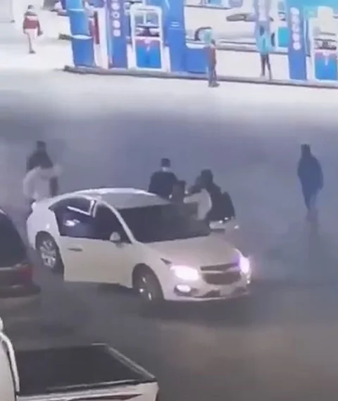 مشهد بطولي.. طالب عسكري يُحبط سرقة مركبة بالرياض والجاني يُسَلَّم