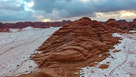 شاهد .. لقطات جوية ترصد جمال مرتفعات تبوك بعد تساقط الثلوج