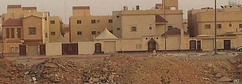سكان حي "المعيزيلة" بالرياض بلا صرف صحي.. ويشتكون الانتظار وغلاء "الصهاريج"