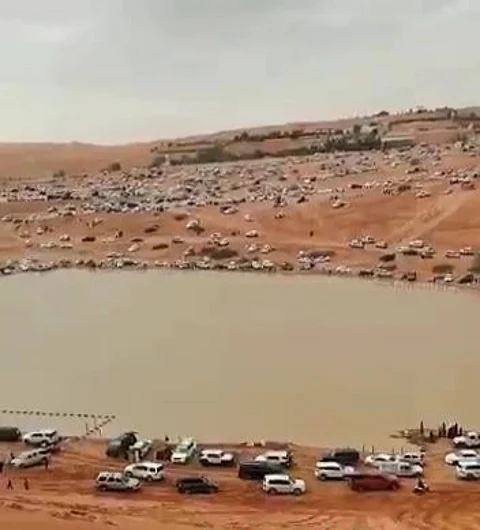 واعد "الخرارة" وسط الرمال الذهبية.. بحيرة تغزل معانيها الصور!