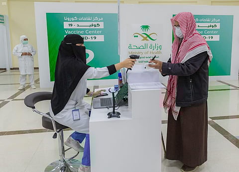 "الصحة" تدشّن مركز لقاحات كورونا بالباحة وإعطاء أول جرعة من اللقاح