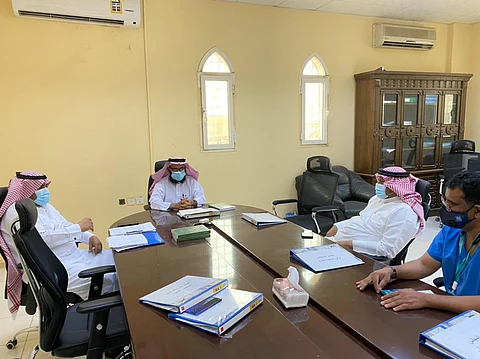 رئيس بلدي صامطة يتابع تطبيق الإجراءات الاحترازية على الباعة الجائلين