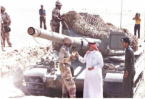 قصص مؤثرة.. صحفي سعودي يروي تفاصيل تغطيته ميدانياً لحرب تحرير الكويت
