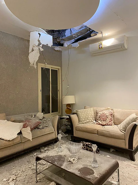 صور من منزل بالرياض لآثار شظايا اعتراض صاروخ باليستي أطلقته ميليشيا الحوثية الإرهابية