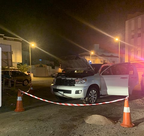 كشفته الكاميرا.. مجهول يتسلل إلى مواقف عمارة سكنية ويشعل النار في مركبة بمكة