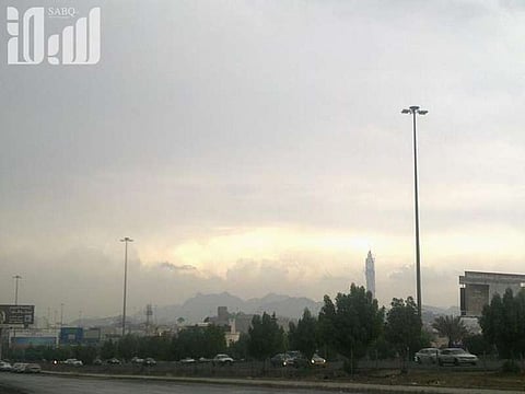 "إنذار أحمر" للأرصاد.. أمطار غزيرة وصواعق رعدية على مكة المكرّمة حتى المساء