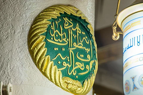 أشهرها 6 ومنها "السرير".. شاهد "أساطين المسجد النبوي" عطور من سيرة النبي
