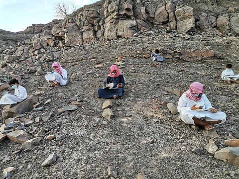 مناشدة وتفاعل ووعد.. كواليس صور "الطلاب والجبل" يكشفها موثقها