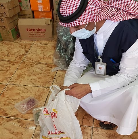 لجنة مكافحة التبغ تضبط "قورو" محظورًا يباع بمحل نحاسيات في الطائف
