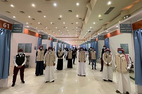 بالصور.. مركز تلقي لقاح كورونا بعنيزة يستقبل المسجَّلين بالورود