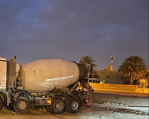 "ابن جلبان" يوجِّه بحجز خلاطة للخرسانة أفرغت حمولتها بين الأحياء السكنية ببيشة