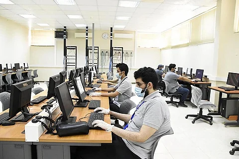 بالصور: الألياف البصرية.. تقنية العصر بكوادر سعودية في كلية الاتصالات والإلكترونيات بجدة