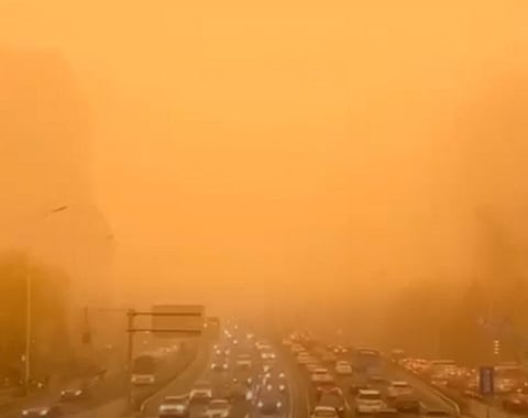 عاصفة رملية قوية تجتاح بكين وتُحولها للون البرتقالي