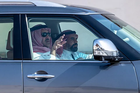 "فيصل بن سلمان" يتفقد ميدانياً احتياجات "سيدة المدن"