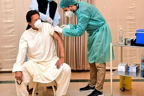 كيف بررت "الصحة الباكستانية" إصابة "خان" بـ"كورونا" رغم تلقيه جرعة من اللقاح الصيني؟