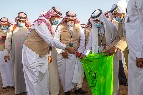 شاهد.. أمير حائل ينظف المنتزه بيديه رافضًا "الملقاط"