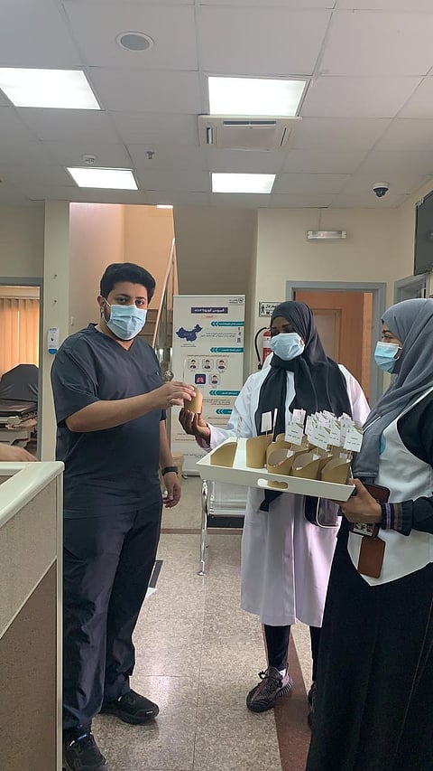 شاهد .. فريق "أنا صحي" يقدِّم مبادرة "سعادتنا بسمتك" لمراجعي مراكز لقاحات مكة