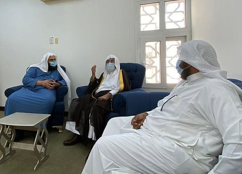 شاهد.. "آل الشيخ" في زيارة مفاجئة لمنسوبي مركز الدعوة بجدة