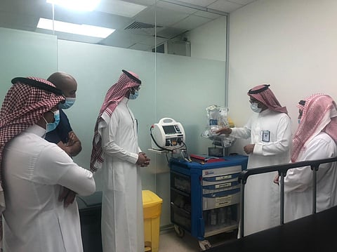 "أصدقاء المرضى" بعنيزة تدعم مستشفى الملك سعود بجهازَيْن طبيَّيْن و7 عربات