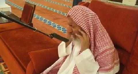 شاهد.. مفتي عام المملكة يرفع الأذان بالجامع الكبير نيابة عن المؤذن