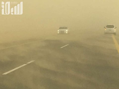 "الأرصاد" تصدر تنبيهًا أحمر في القنفذة: عواصف ترابية وانعدام في الرؤية حتى مساء الأربعاء