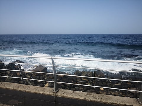 غادروا.. أمواج عاتية تمنع أهالي وزوار جدة من الاقتراب لبعض شواطئها