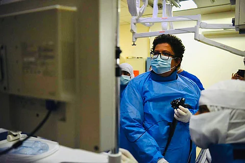 نجاح إزالة دعامة ملتصقة بالمرارة في وحدة المناظير بمستشفى الملك سلمان
