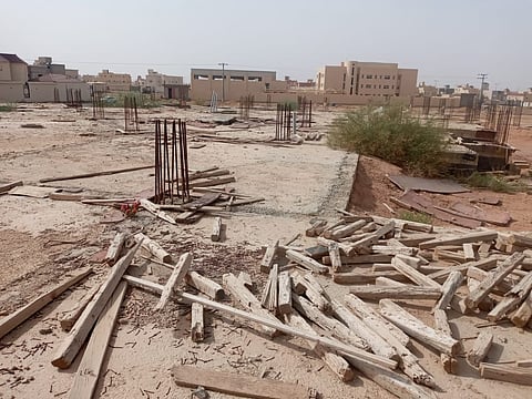 في شقراء.. "حفر وأسياخ وفتحات خزان" تتربص بالأطفال.. والسبب مبنى تعليمي متعثر