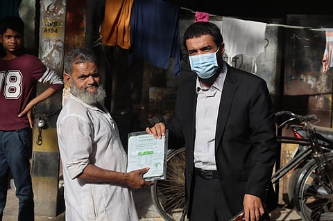 شاهد.. "الشؤون الإسلامية" توزع 4 أطنان من هدية خادم الحرمين للتمور بالهند