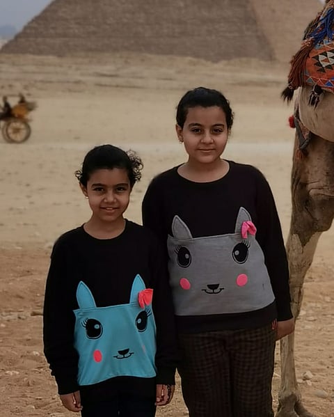 خرج برفقة زوجته للعلاج ولم يستطع العودة.. والدان مقيمان يناشدان بِلم شملهما بأطفالهما بالمملكة