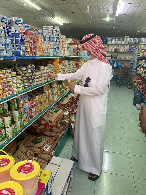 إغلاق 8 منشآت خلال 33 جولة رقابية بـ"رجال ألمع" استعدادًا لشهر رمضان