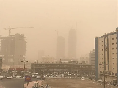 "الأرصاد": رياح شديدة تضرب سواحل جدة ورابغ والليث وبحرة حتى السابعة مساءً