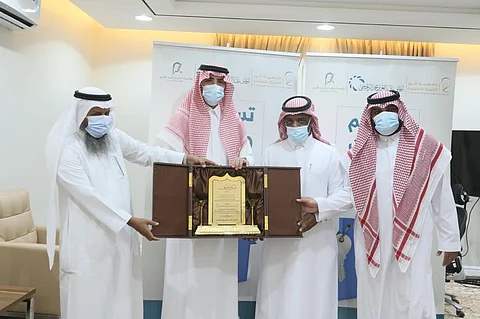 محافظ القنفذة يدشن مشاريع بناء وترميم المنازل ومحطة تحلية المياه بالمحافظة