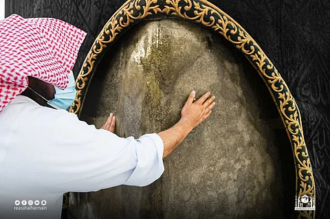 في أول أيام رمضان.. شاهد السديس يُطيّب الكعبة المشرفة بأفخر أنواع العود