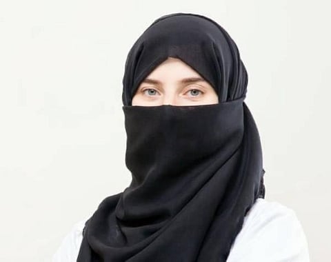 اختصاصية علاج طبيعي تحذر من طقطقة الأصابع: تصيب اليدين بالرعشة والعجز