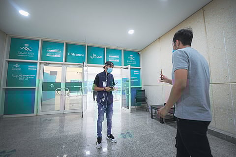 خلافاً لفيديو الزحام الكبير.. صور رسمية تظهر انسيابية بمركز لقاحات "أم القرى"