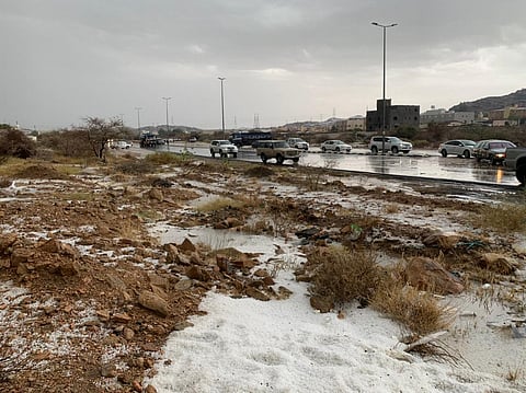 شاهد .. أمطار شديدة على شمال الطائف.. والأمانة: جهزنا 52 فرقة للأمطار