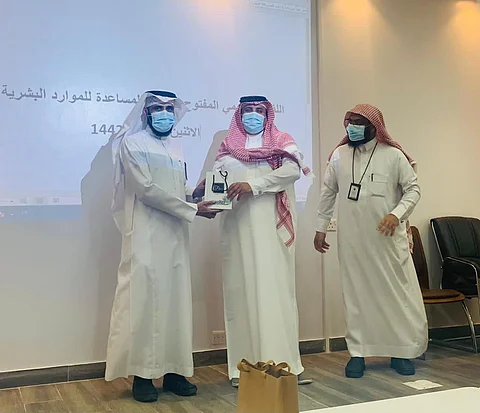مستشفى وادي الدواسر يكرِّم عددًا من موظفيه تميّزوا خلال "جائحة كورونا"