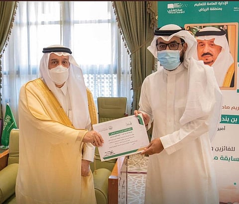 أمير الرياض يكرّم "البياهي" إثر فوزه بالمركز الأول في "جرافيك مدرستي"