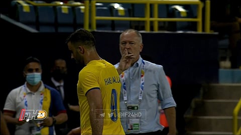 شاهد بالصور.. غضب "مينيز" مدرب "النصر" من "عبد الرزاق حمدالله" أثناء تغييره