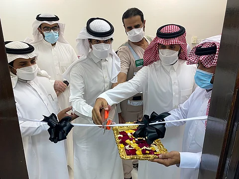 "محافظ يدمة" يدشن حملة لقاح كورونا بمقر "مكتب التعليم"