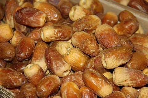 التمر فاكهة وغذاء ودواء.. تعرّف على أنواعه وفوائده .. ومتى يكون أكله عبادة؟