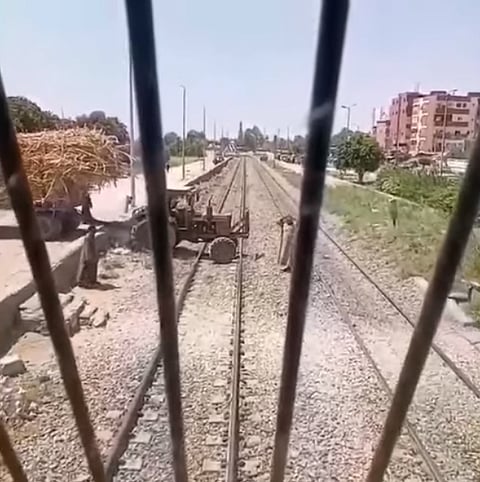 شاهد جرار زراعي وعربة " كارو" أمام القطار.. وهذا ما حدث بمصر