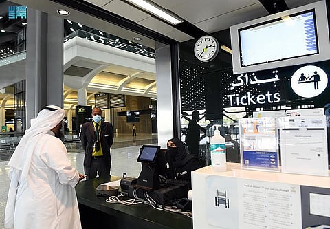 شاهد.. سواعد وطنية تُسَيّر رحلات "قطار الحرمين السريع" بكفاءة وانسيابية