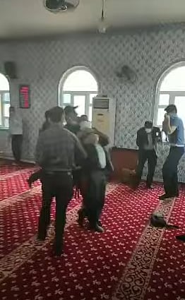 شاهد: الشرطة التركية تعتدي على المصلين وتطردهم من المسجد في نهار رمضان